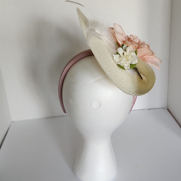 Ivory Straw Fascinator with Pink Flower Accent main image 4
